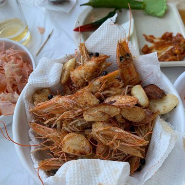 Tabakta kızarmış karides ve sarımsak.