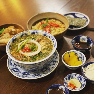 Sebzeli ve otlu Asya yemeği çorbası.