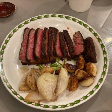 Sebze ve soslu ızgara biftek.