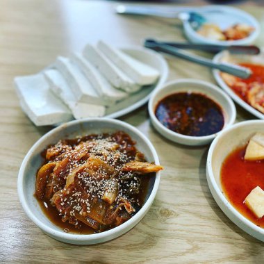 Lezzetli Asya yemeklerinin yakın görüntüsü