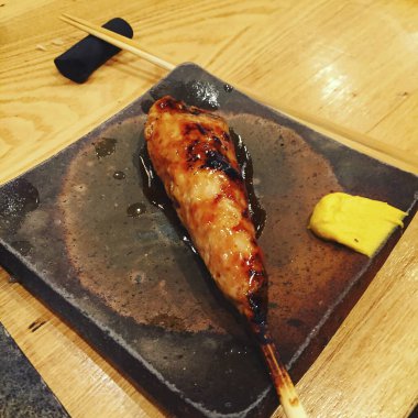 Ahşap tahta üzerinde ızgara tavuk göğsü