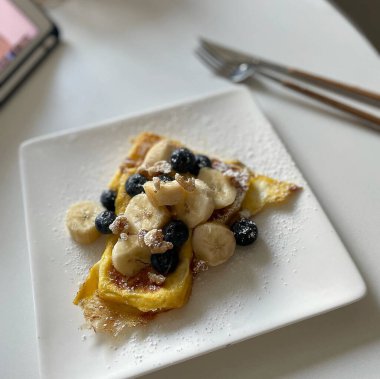 Böğürtlenli ve meyveli krep