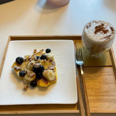 Muz ve sütle nefis bir kahvaltı