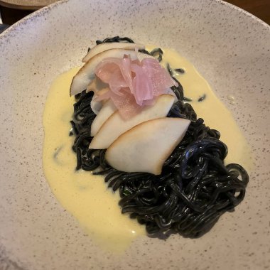 Somon ve peynirli spagetti.