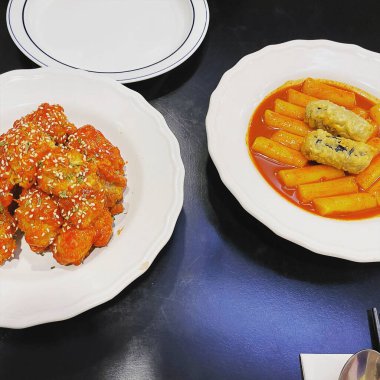 Sebzeli ve soslu lezzetli tavuk yemeği.