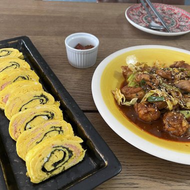 Lezzetli Asya yemeklerinin yakın görüntüsü