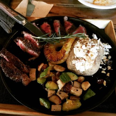 Sebzeli biftek ve sos.