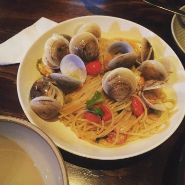 Midyeli ve domates soslu spagetti.