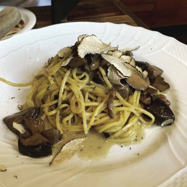 Mantarlı makarna ve parmesan peyniri.