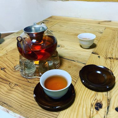 Ahşap arka planda çay fincanı ve kahve