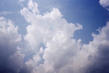 Bulutlu mavi gökyüzü