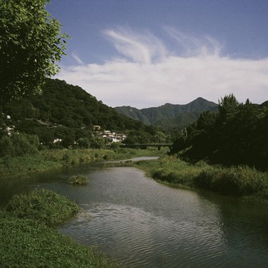 Nehir ve dağ olan güzel bir manzara.