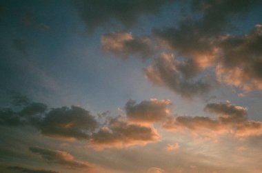 Doğada bulutlarla kaplı güzel günbatımı gökyüzü