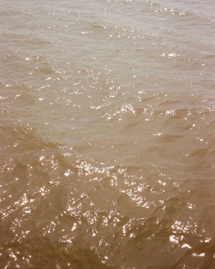 Sabahları dalgalar deniz