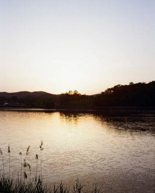 Gölün üzerinde güzel bir gün batımı