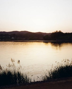 Gölün üzerinde güzel bir gün batımı