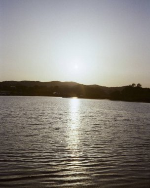 Denizin üzerinde güzel bir gün batımı