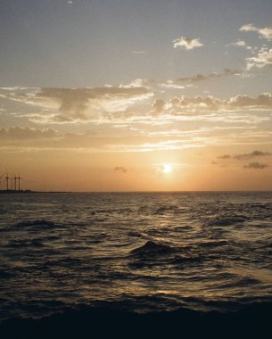 Sahilde gün batımı