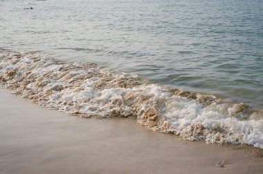 Doğal deniz dalgalarıyla güzel bir deniz manzarası