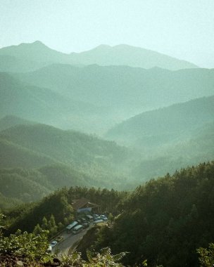 Dağları olan güzel bir manzara