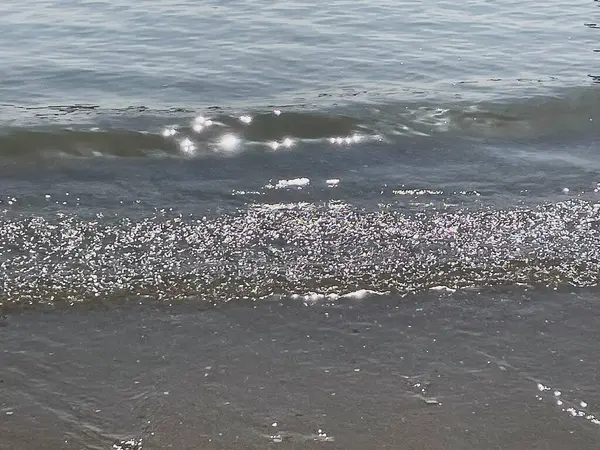 Dalgalı ve köpüklü deniz suyu