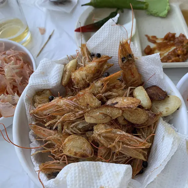 Tabakta kızarmış karides ve sarımsak.