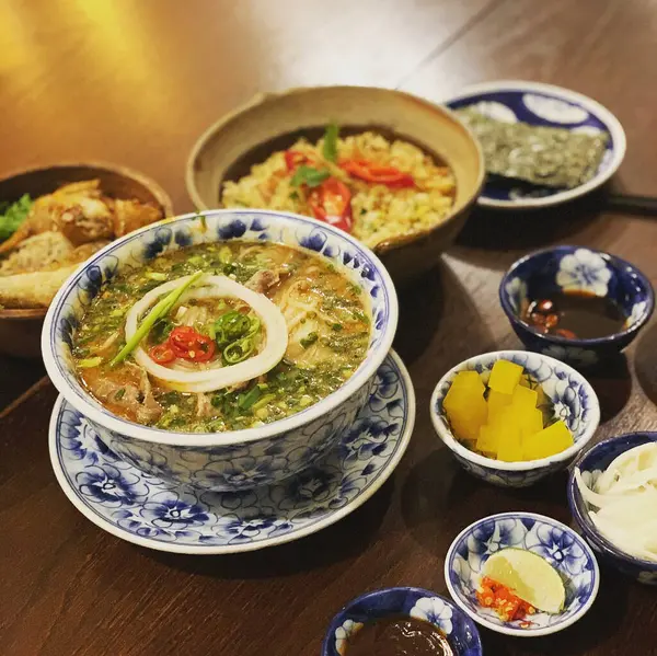 Sebzeli ve otlu Asya yemeği çorbası.