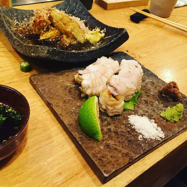 Japon mutfağı. Somon ve sebzeli suşi.