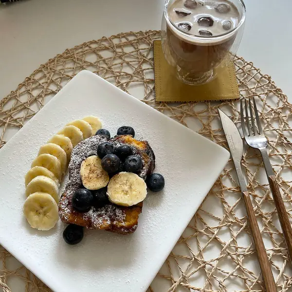 Muzlu kek ve yaban mersini ve muz.