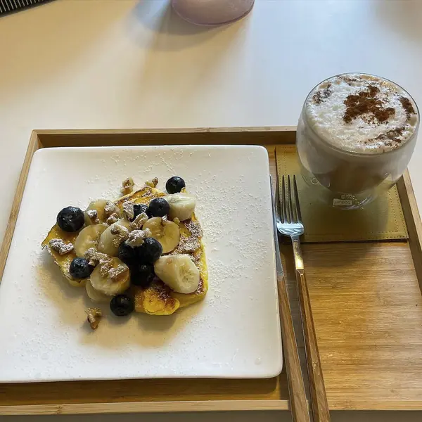 Muz ve sütle nefis bir kahvaltı