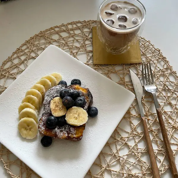 Beyaz ahşap arka planda krepli lezzetli bir kahvaltı. sağlıklı yiyecekler