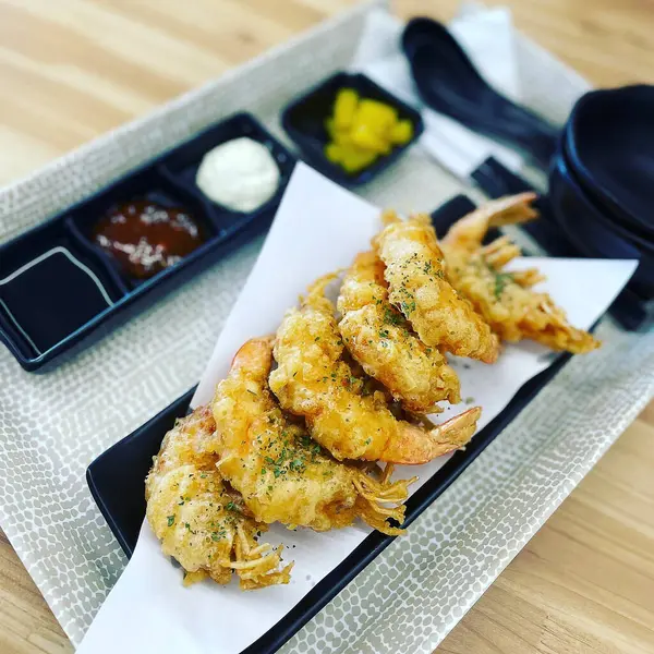 Soslu kızarmış karides tempura.