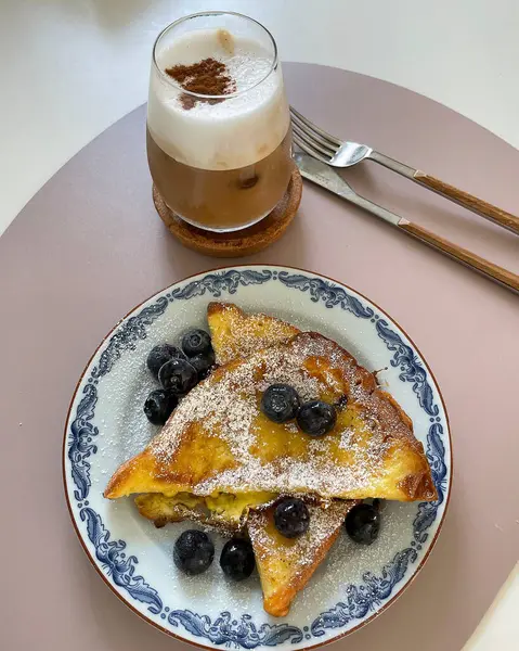 Taze kahve ve kruvasan kahvaltı