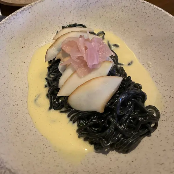 Somon ve peynirli spagetti.