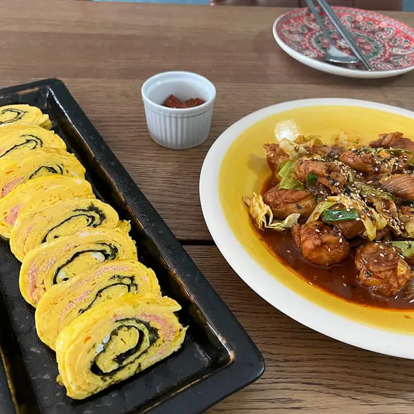 Lezzetli Asya yemeklerinin yakın görüntüsü