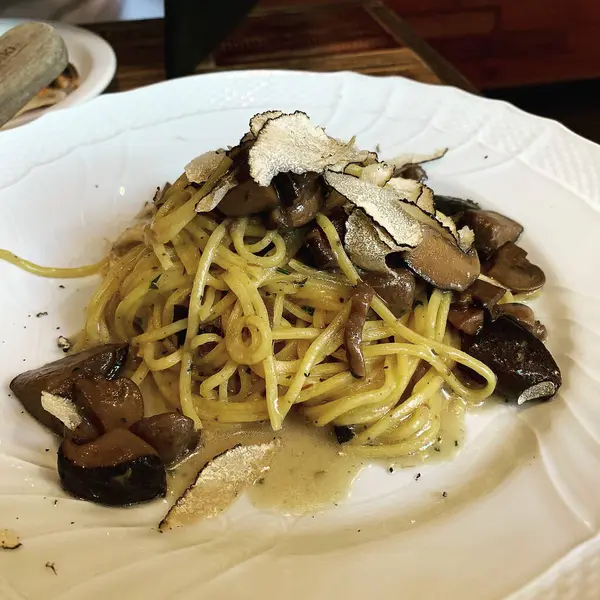 Mantarlı makarna ve parmesan peyniri.