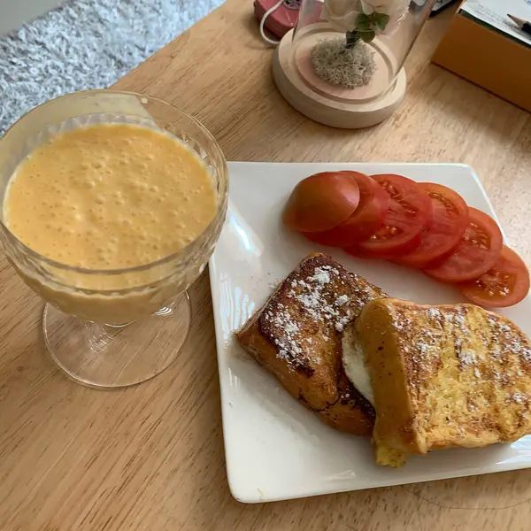 Beyaz tabakta kruvasan ve peynirli kahve..