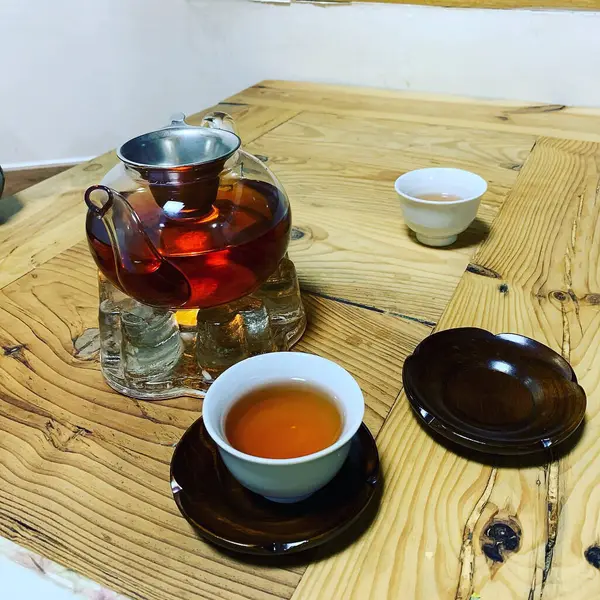 Ahşap arka planda çay fincanı ve kahve