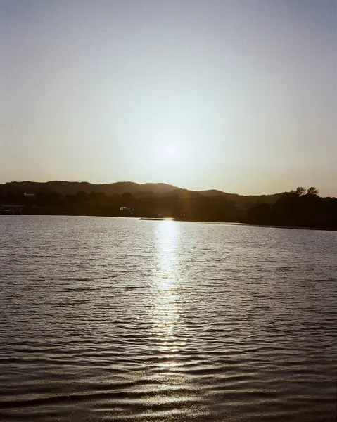 Denizin üzerinde güzel bir gün batımı