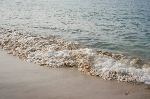 Doğal deniz dalgalarıyla güzel bir deniz manzarası