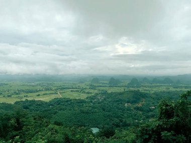 Sabahları dağların havadan görünüşü