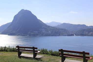 Como gölü ve dağ manzarası