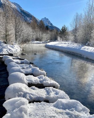 İtalya 'nın karlı dağlarında kış nehri