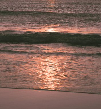 Akşamları güzel bir gün batımı. doğa arkaplanı