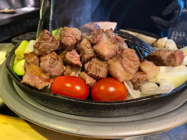 Sebze ve baharatlı biftek.