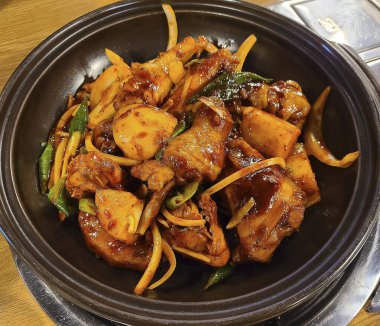 Sebzeli ve baharatlı kızarmış tavuk.