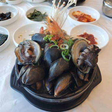 Lokantadaki lezzetli bir yemeğin yüksek açılı görüntüsü.