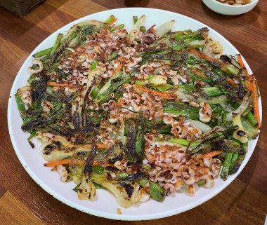 Kore yemekleri kızarmış pirinç ve sebzeleri karıştırıyor.