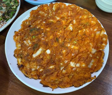 Patates ve soslu kızarmış tavuk.