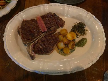 Baharatlı ve otlu ızgara biftek.